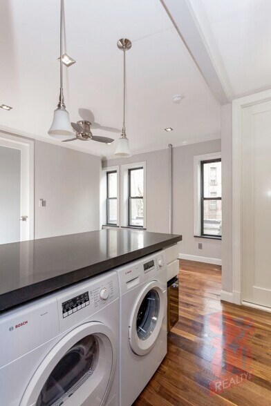 Building Photo - 2100 2nd Ave