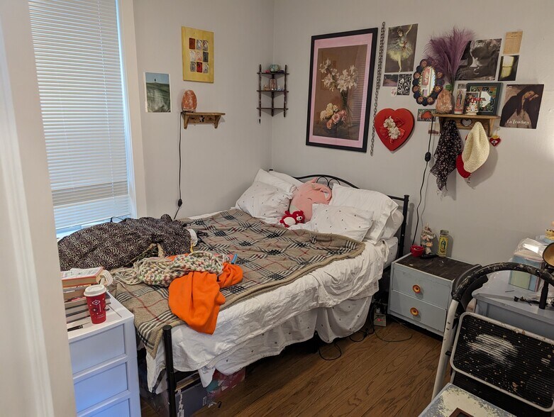 Building Photo - 1426 W Balmoral Ave