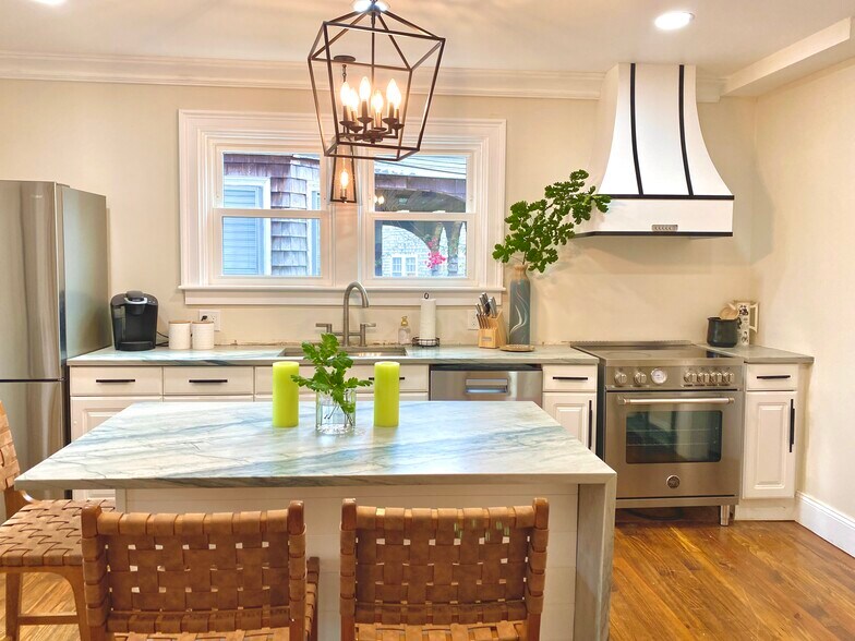 Building Photo - 13 Brinley St