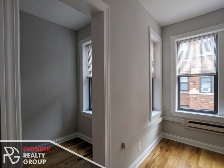 Building Photo - 4409 N Wolcott Ave