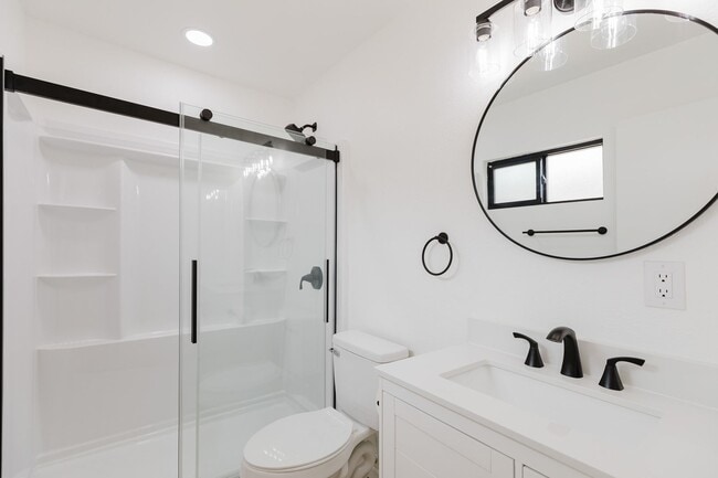 Building Photo - Newly Renovated 3 Bedroom 2 Bath Home