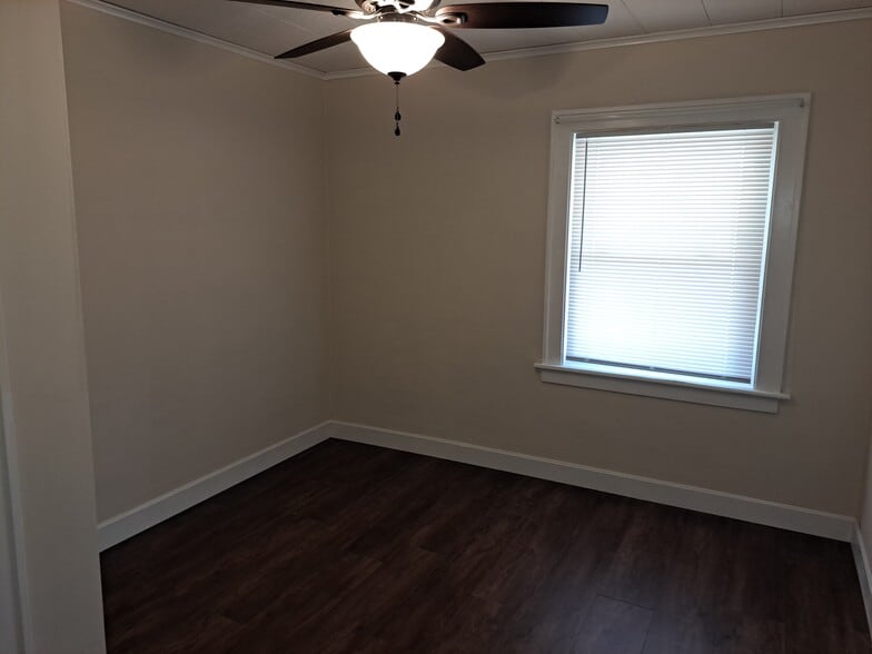 Building Photo - 120 Creekwood Dr