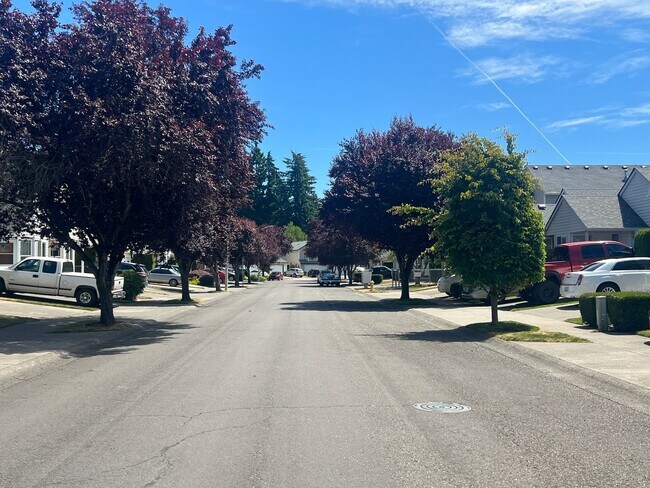 Building Photo - COMING SOON- Spacious Townhouse in Great C...