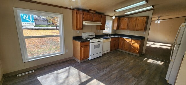 Building Photo - Spacious 3 Bedroom, 2.5 bathroom home with detached garage!