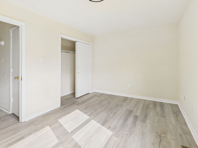 Building Photo - 806 Arlington Rd