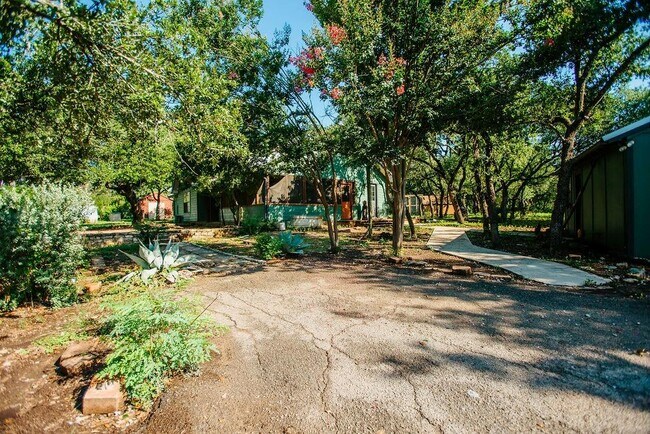 Building Photo - 204 E Lakeshore Dr