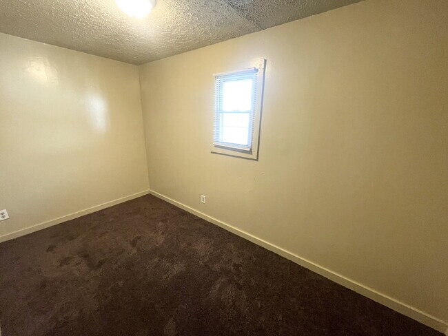 Building Photo - 4 bedroom HUGE attached, 2-car garage/workshop combo (has electricity