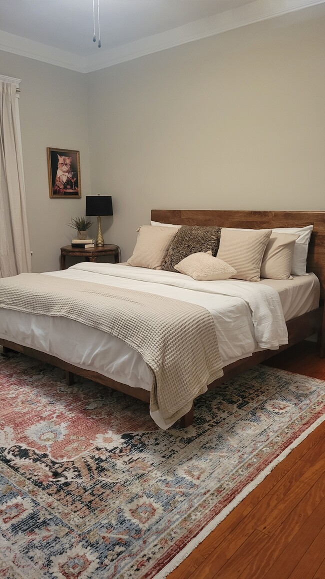 King bed - 316 McLeod St