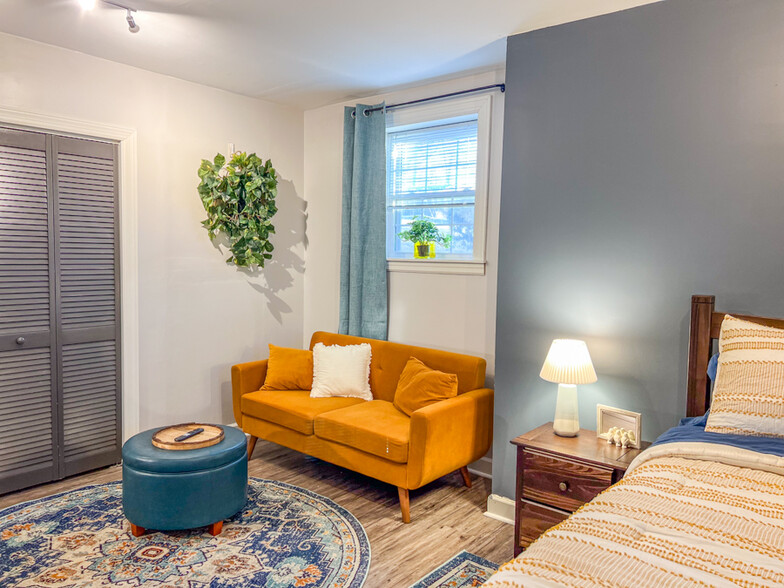 Furnished bedroom - 2031 Eversong Ln