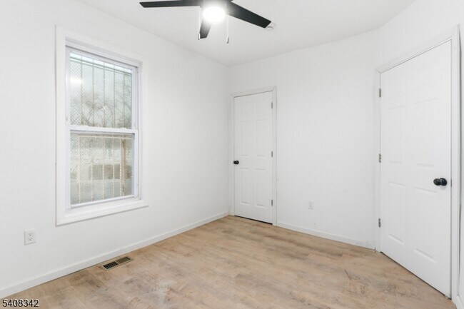 Building Photo - 528 S 13th St