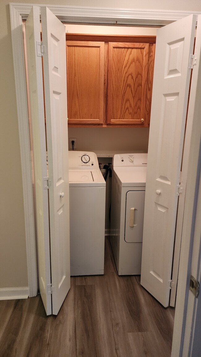 Building Photo - 45 Spring Valley Way