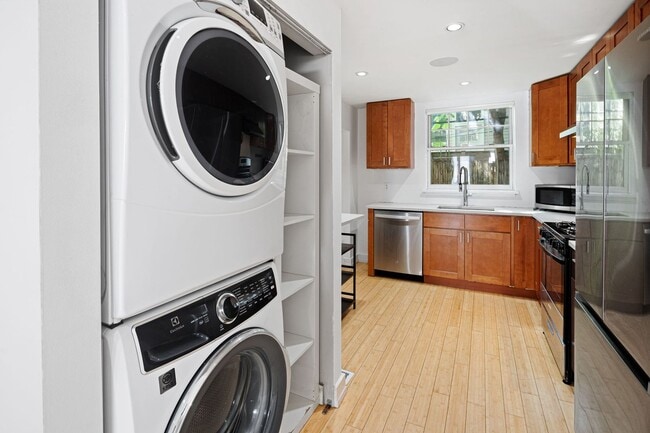 Building Photo - 3 Bedroom Rowhouse For Rent - New Bold