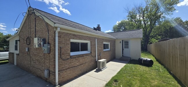Building Photo - 7114 South Dr NW