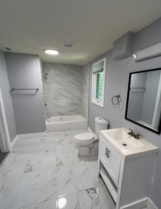 Building Photo - Spacious 5 Bed, 2.5 Bath in the heart of K...