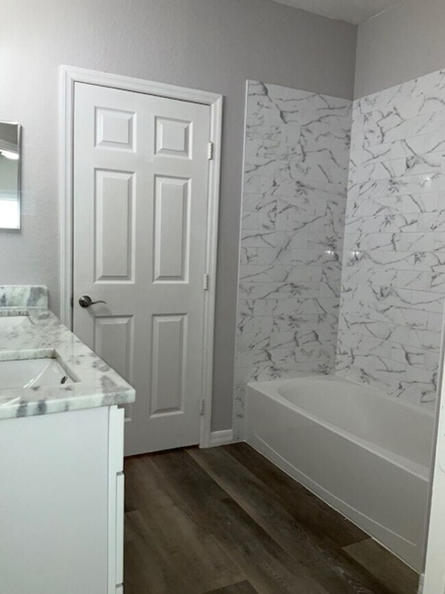 Building Photo - Gorgeous - Completely updated 2 bed 2 bath...