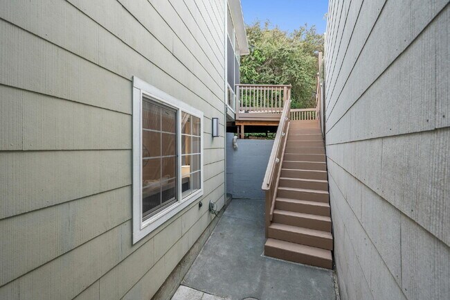 Building Photo - Beautiful 3 Bedroom 2 Bathroom Single Fami...