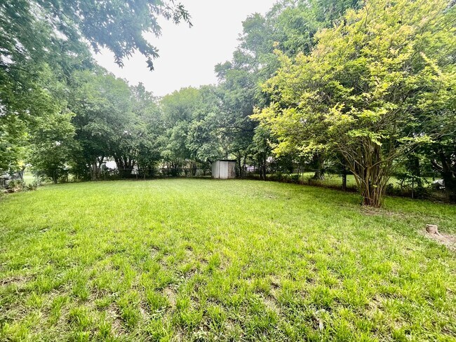 Building Photo - 2 Bedroom, 1 Bathroom home + Large Yard and Carport