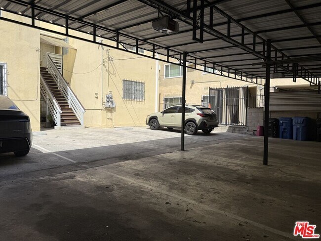 Building Photo - 832 S Catalina St