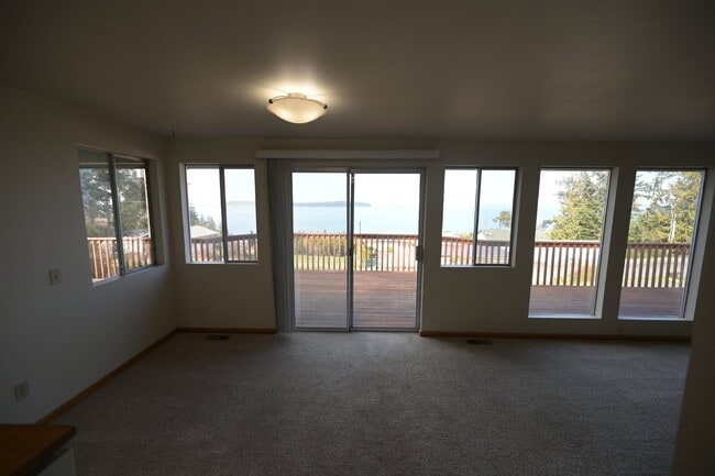 Building Photo - Beautiful water view home in Diamond Point...