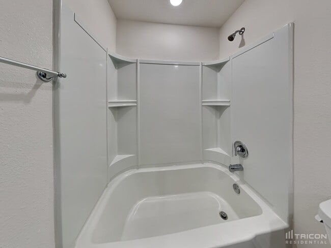 Building Photo - 10 Presidential Ln