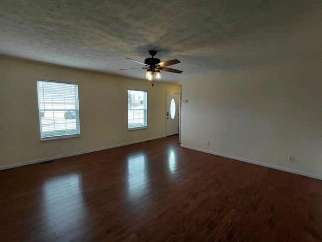 Building Photo - Home close to Post