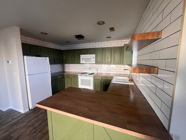 Building Photo - 16785 Huntington Ln