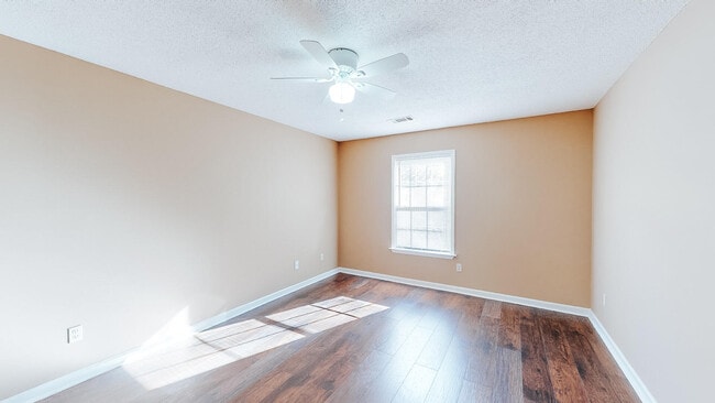 Building Photo - 104 Queens Ct