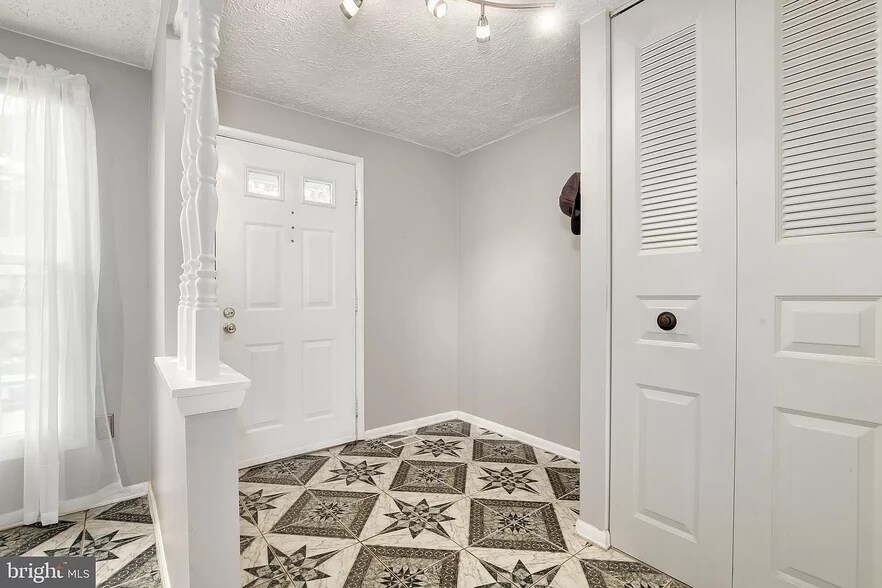 Foyer - 12504 Timber Hollow Pl