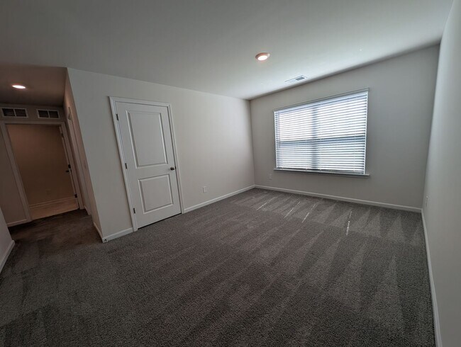 Building Photo - Spacious 2 story, 5 bedroom, 3 bath Home located in Secrest Commons Community!