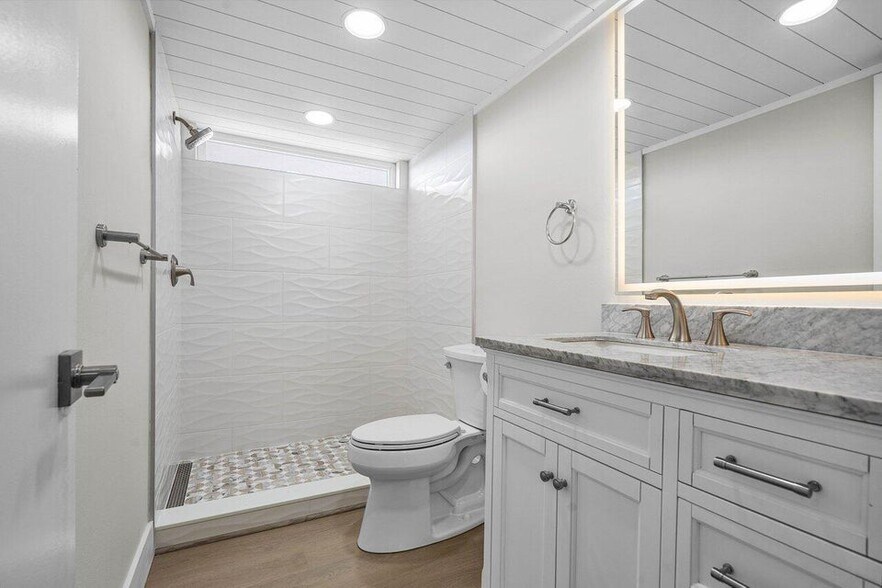 Building Photo - 2601 NE 3rd Ct