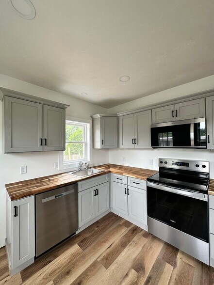 Building Photo - 1587 Fall River Ave