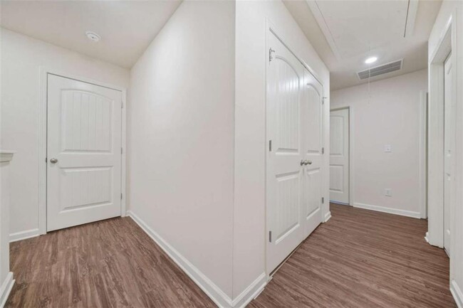 Building Photo - 826 Bentley Dr