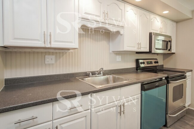 Building Photo - Remarkable Value. Unbeatable Location!