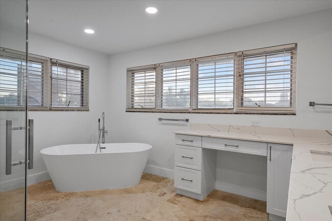 Building Photo - 1421 Ponce de Leon Dr