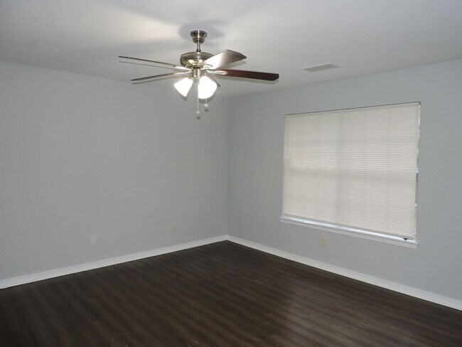 Building Photo - Convenient to interstate, schools & shopping!