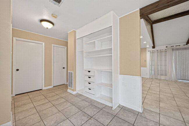 Building Photo - 1701 Mistletoe Ln