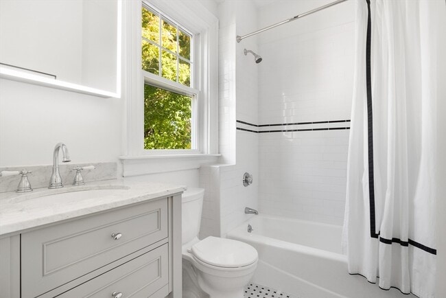 Building Photo - 90 Maple Pl