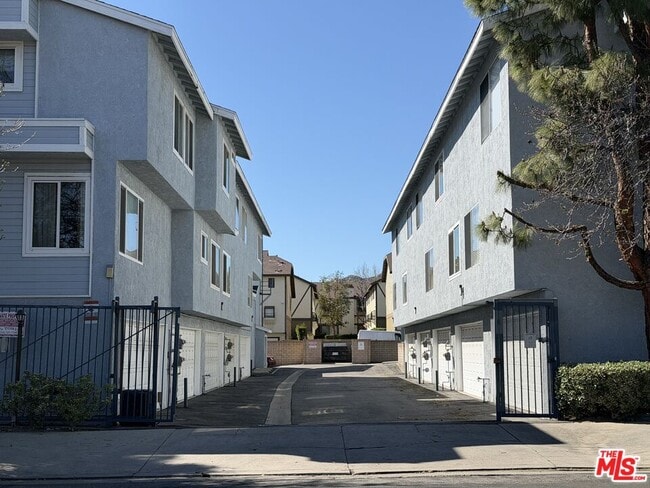 Building Photo - 9915 Variel Ave