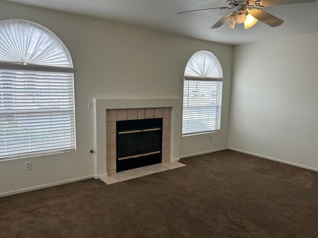 Building Photo - 2 story townhouse