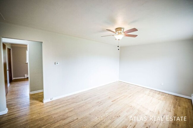 Building Photo - Lovely 3 Bedroom 1 Bathroom Available on o...