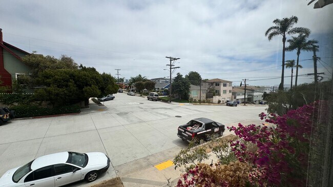 Building Photo - West Redwood