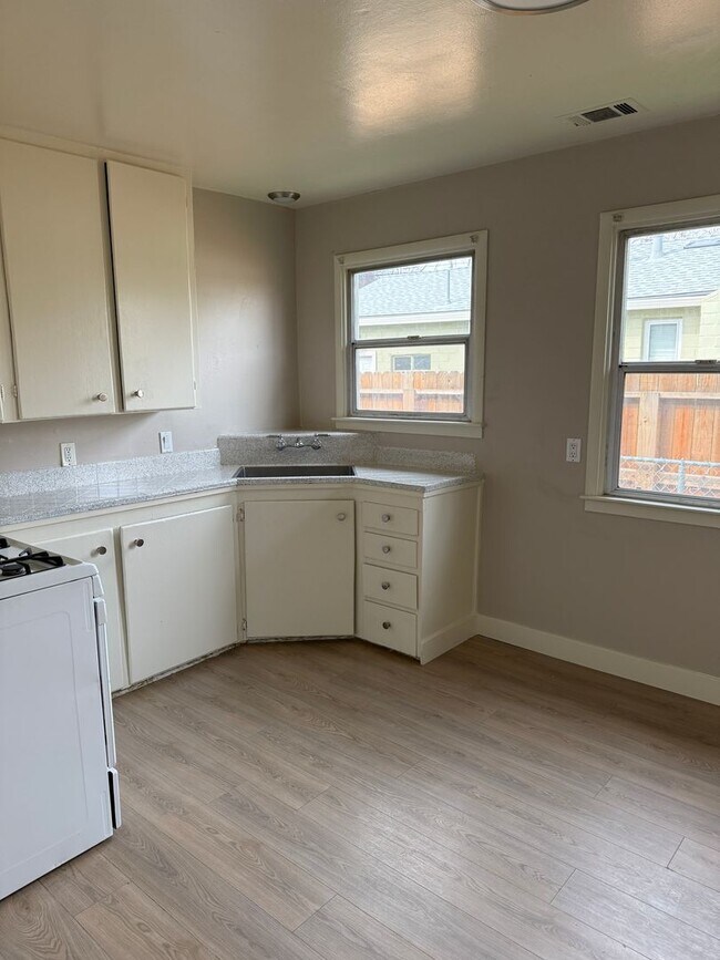 Building Photo - Edi2324/Jill2343