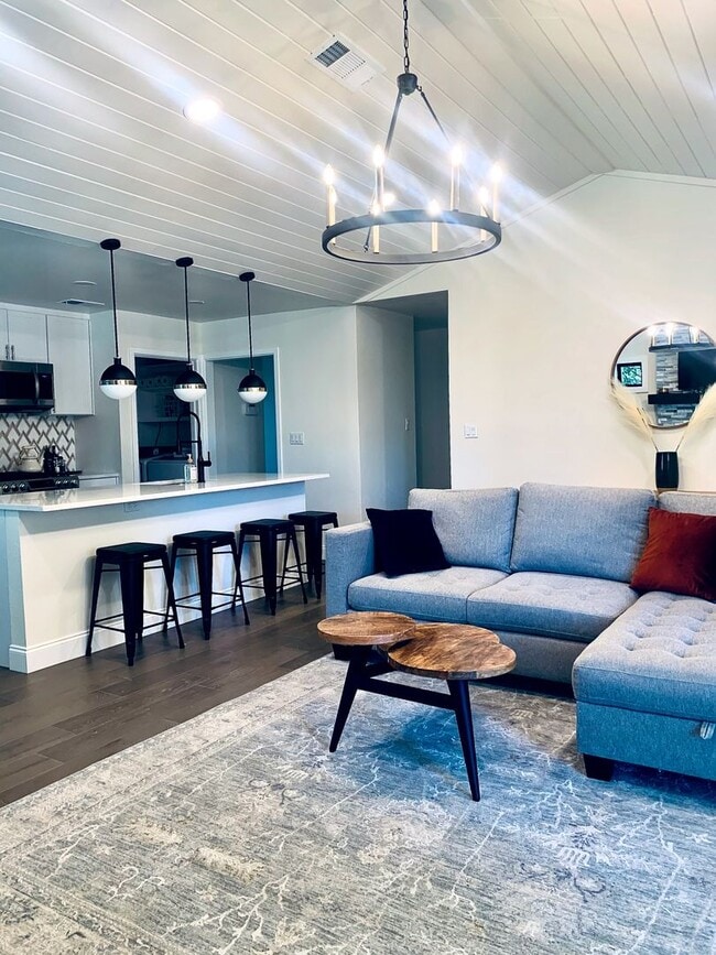 Building Photo - *** Near Domain * Stunning 4 Bedroom House...