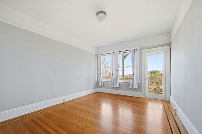 Building Photo - Light Filled Condo in Noe Valley+ Parking Included+ Laundry In unit - Please Contact for Showing ...