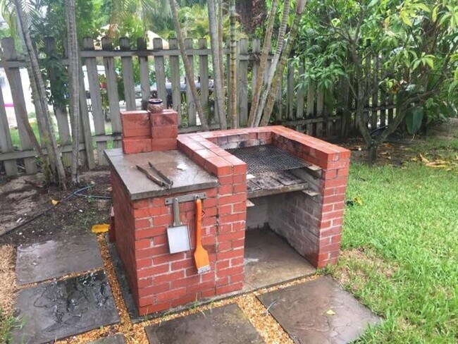 Building Photo - CHARMING 2 BEDROOM POOL HOME IN THE HEART OF JENSEN BEACH