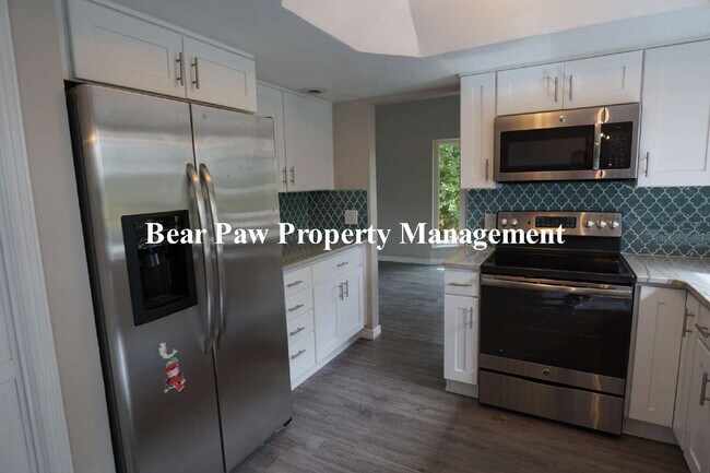 Building Photo - Lovely 4 Bedroom Home Golden!!