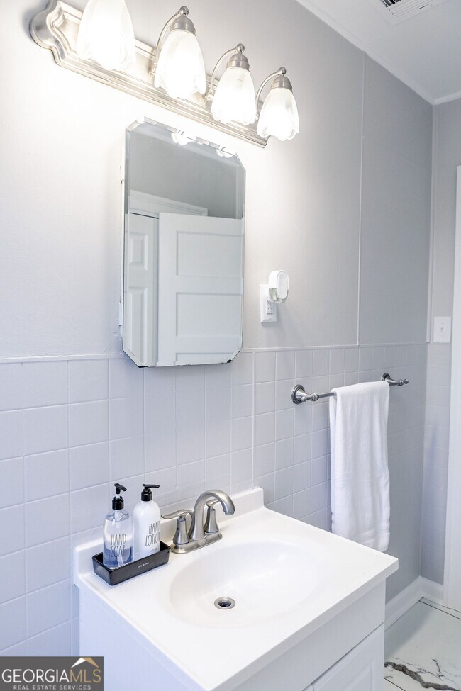 Building Photo - 111 E Screven St