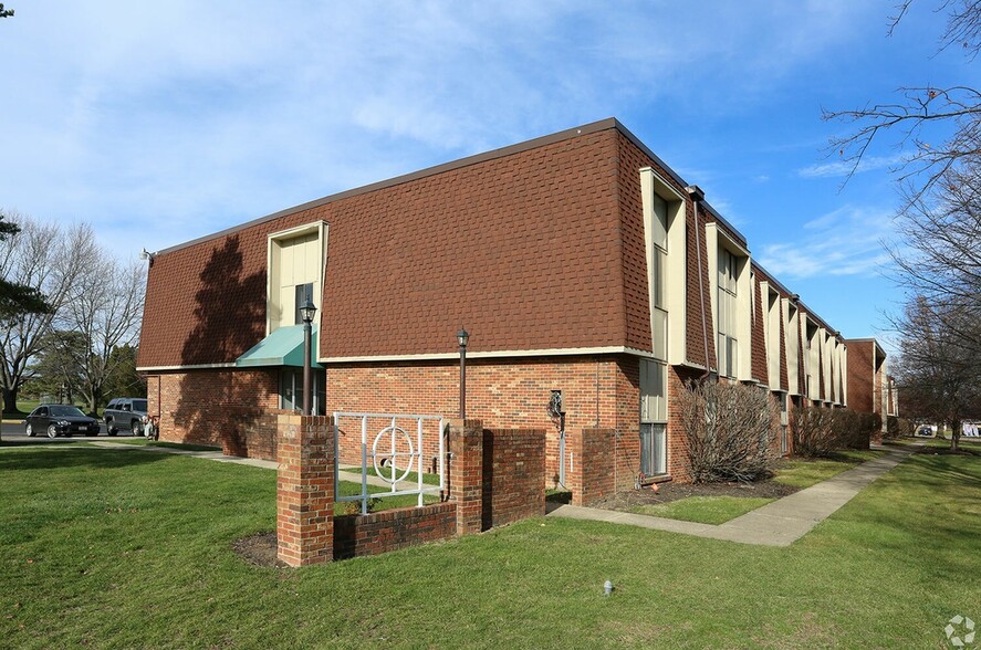 Apartment Exterior - Center Court Apartments