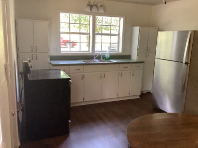 Building Photo - 200 Martin Dr