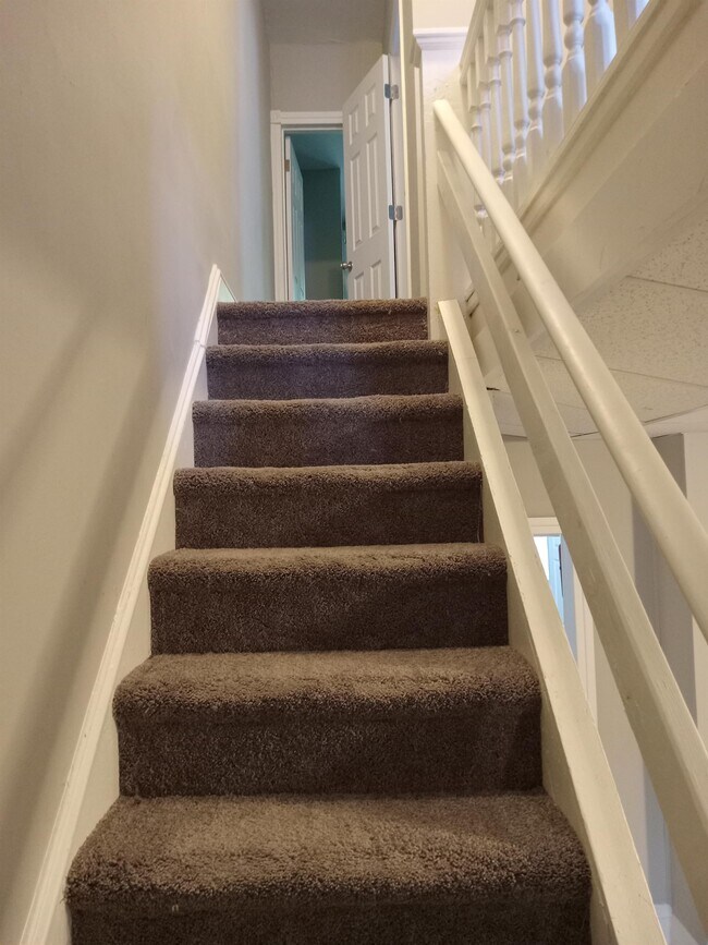 Building Photo - 211 E 13th St